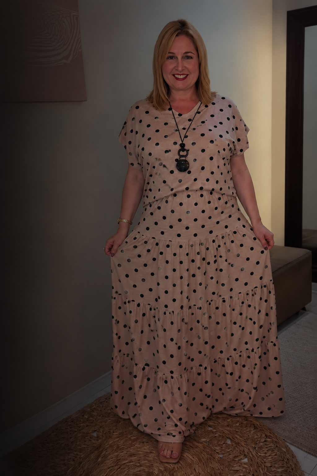 Neuritice apresentando um vestido feminino para a Live Shop Neurides Alcarde